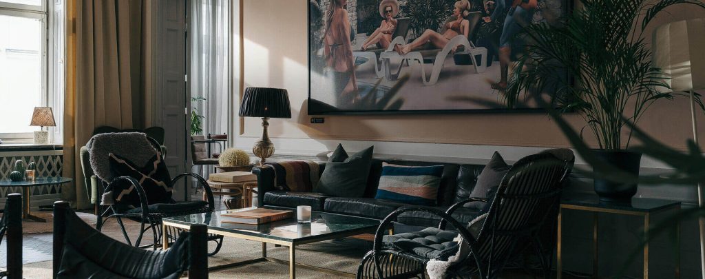 Ett loungeområde med fåtöljer