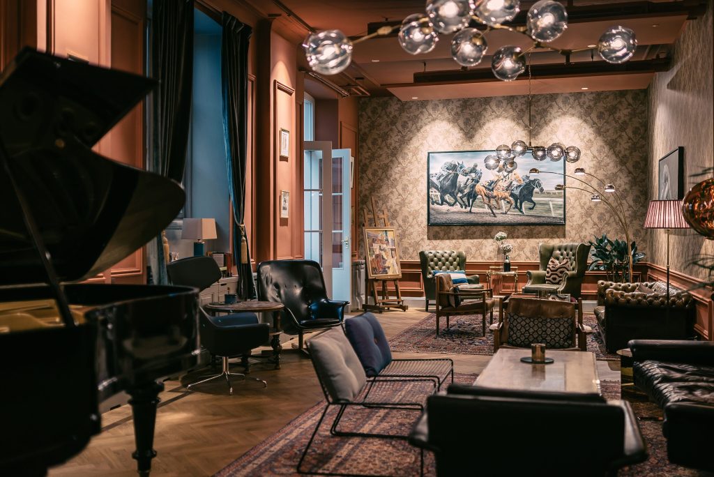 En flygel i loungen hos no18 medlemsklubb.