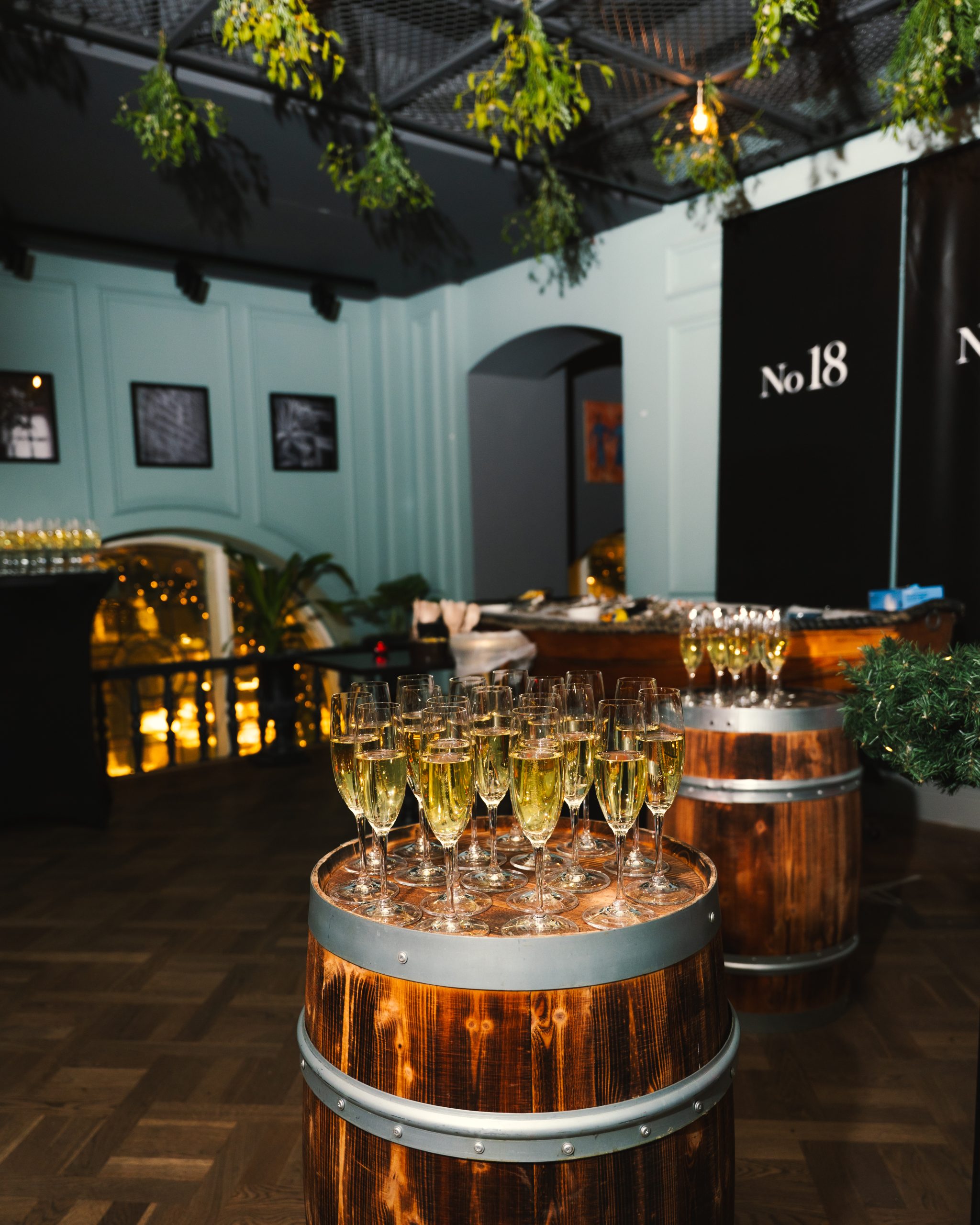 Uppdukade champagneglas på event 